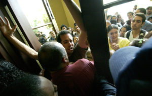 4-13-10 asamblea general upr fvr Francesca von Rabenau O'Reilly Asamblea general de la UPR Recinto de Rio Piedras para decidir huelga o paro.... Hubo tension en las puertas del Teatro de la UPR cuando la guardia universitaria no dejaron entrar unos estudiantes a las 12:00 pm